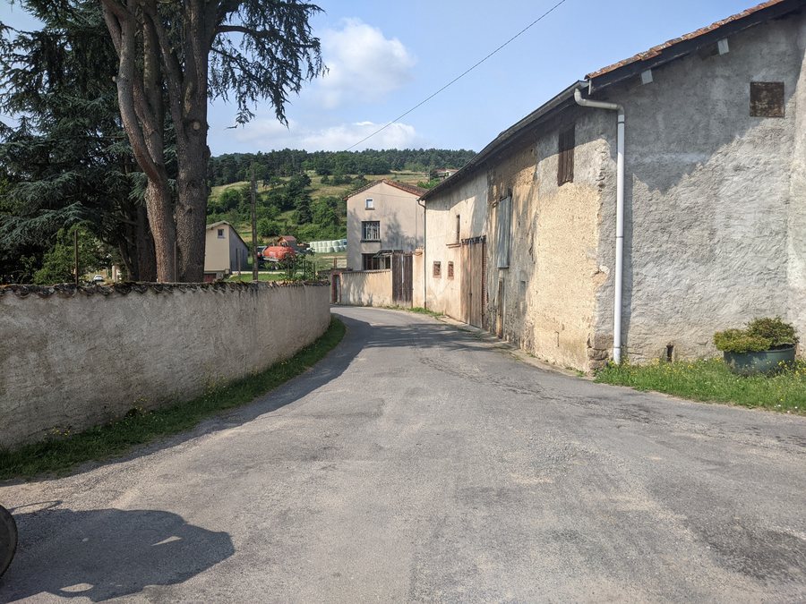 File:Sail-sous-Couzan - Rue des Lavandières (juin 2023).jpg