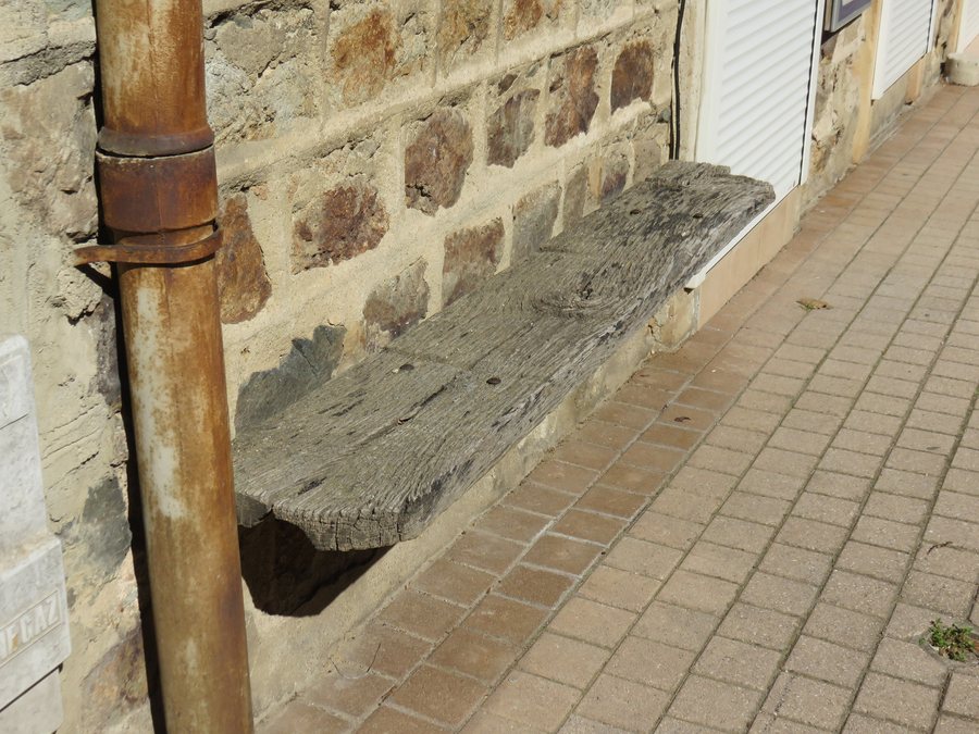 File:Quincié-en-Beaujolais - Ancien banc mural en bois (mars 2019).jpg