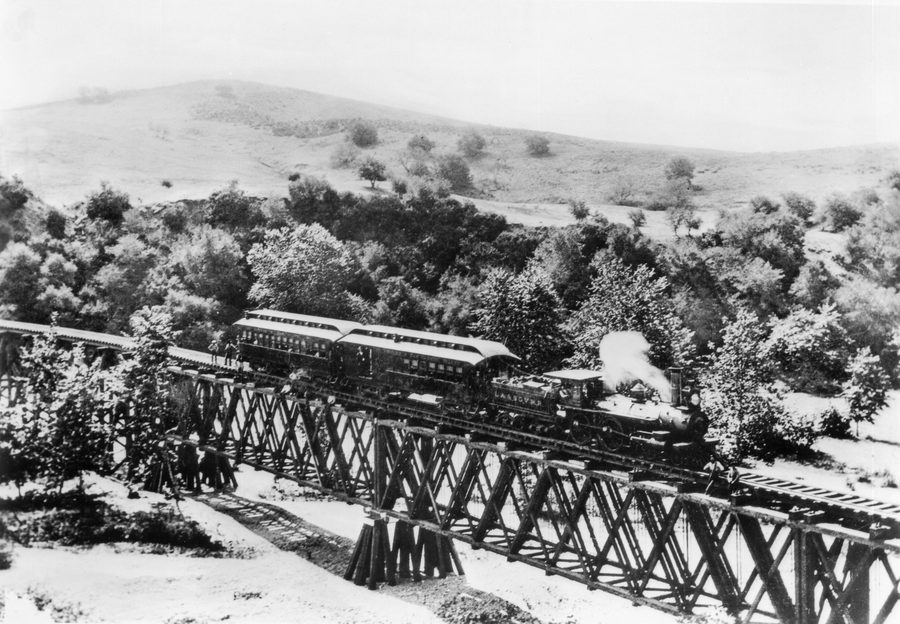Поезд железной дороги Los Angeles and San Gabriel Railroad на мосту в Гарванзе, первом эстакадном мосту через Арройо-Секо, направляющийся в Хайленд-Парк из Саут-Пасадены, около 1885 года
