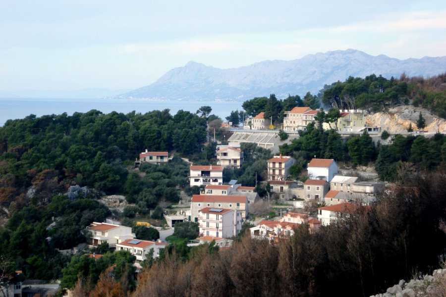 File:Krvavica 2009 side view from main road (Jadranska magistrala).jpg