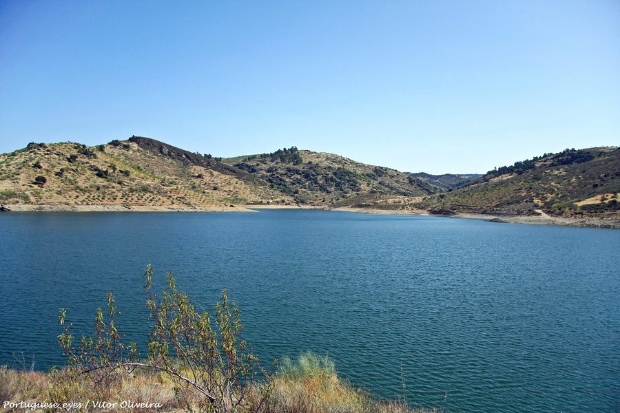 Stauseelandschaft der Barragem de Eucísia in Portugal