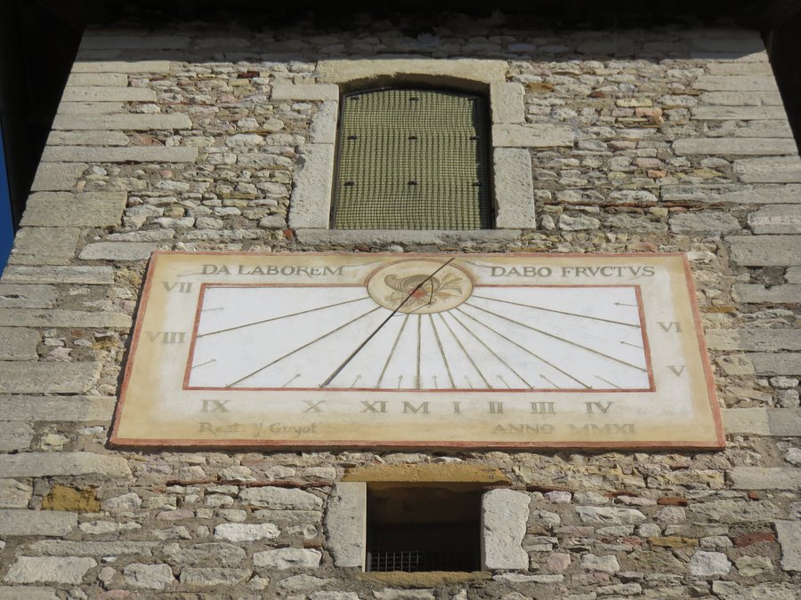 File:Ambérieux - Cadran solaire église (fév 2019).jpg