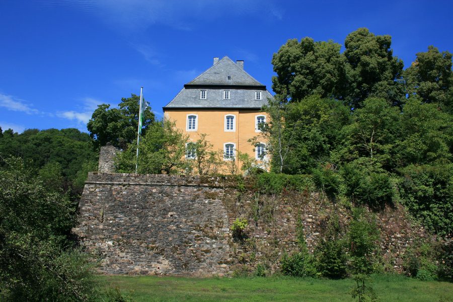 Südansicht der Burg Dhronecken auf einem Felssporn