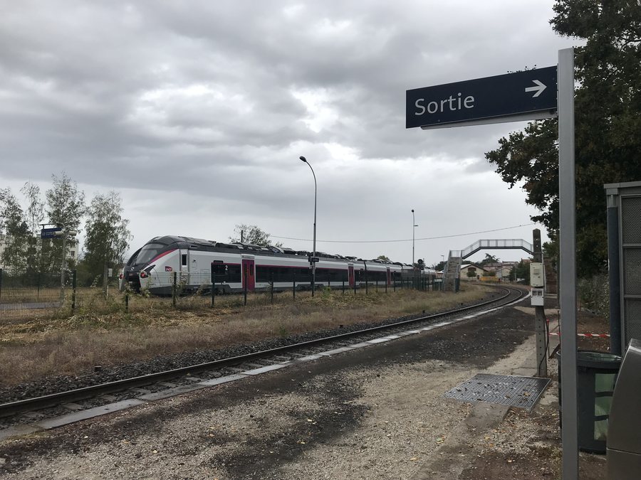 File:Le Coteau - quai de la gare.jpg