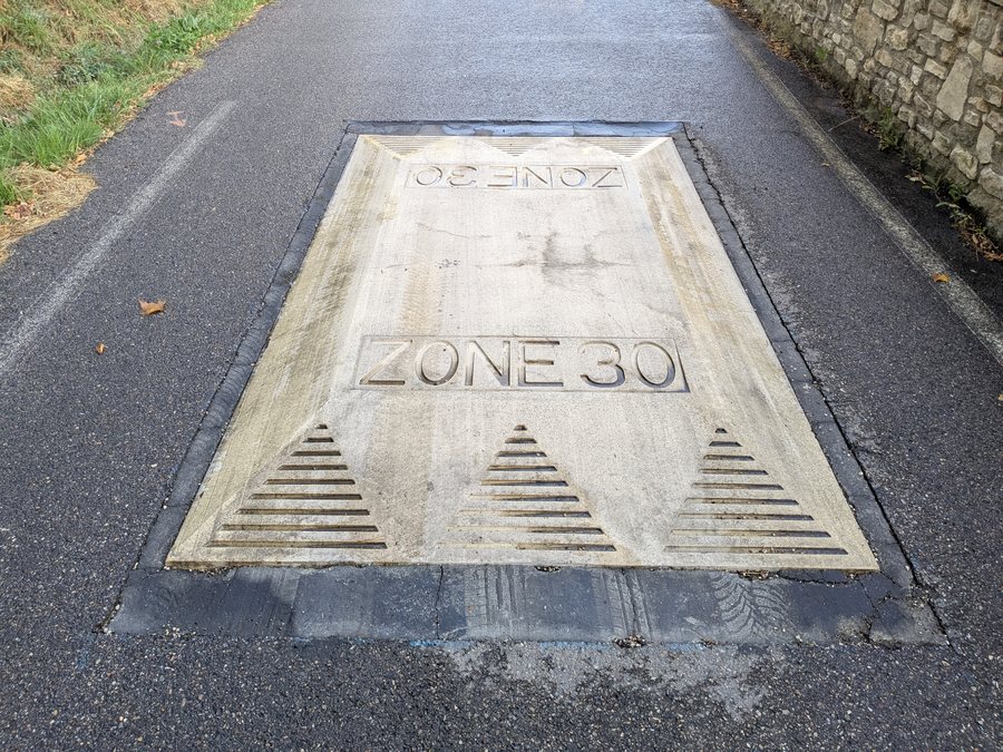 File:La Roque-sur-Pernes - Coussin berlinois zone 30 (juin 2025).jpg