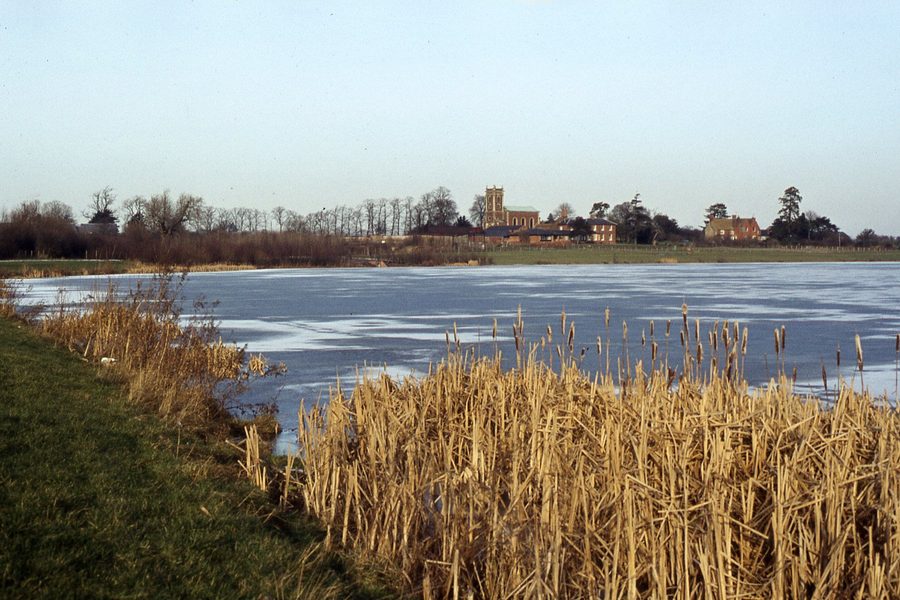 Willen Lake с видом на деревню Уиллен в Милтон-Кейнсе