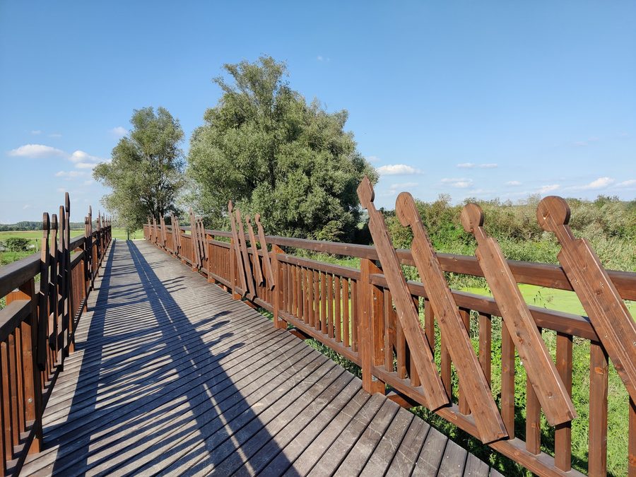 Воссозданный мост Андау через канал Эйнзер в открытом ландшафте