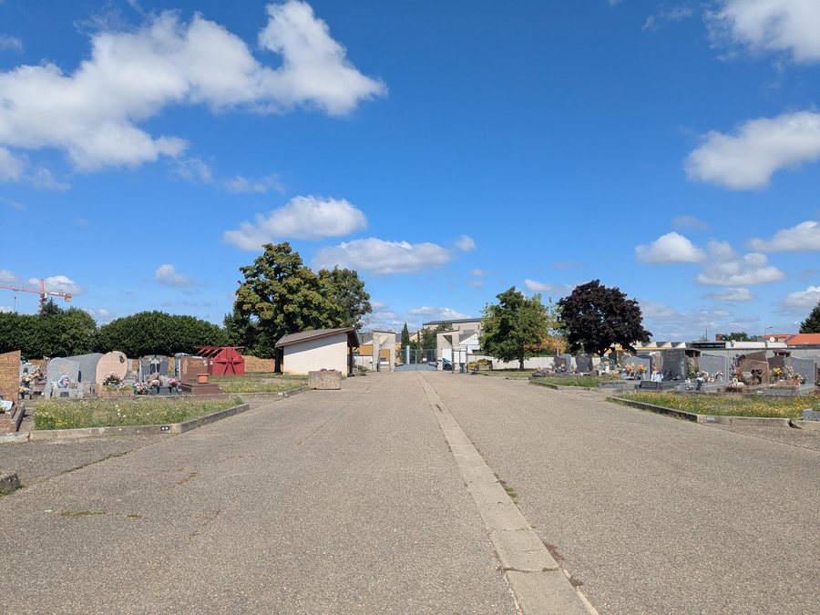 File:Meyzieu - Cimetière des Taches - Allée des Acacias (août 2025).jpg