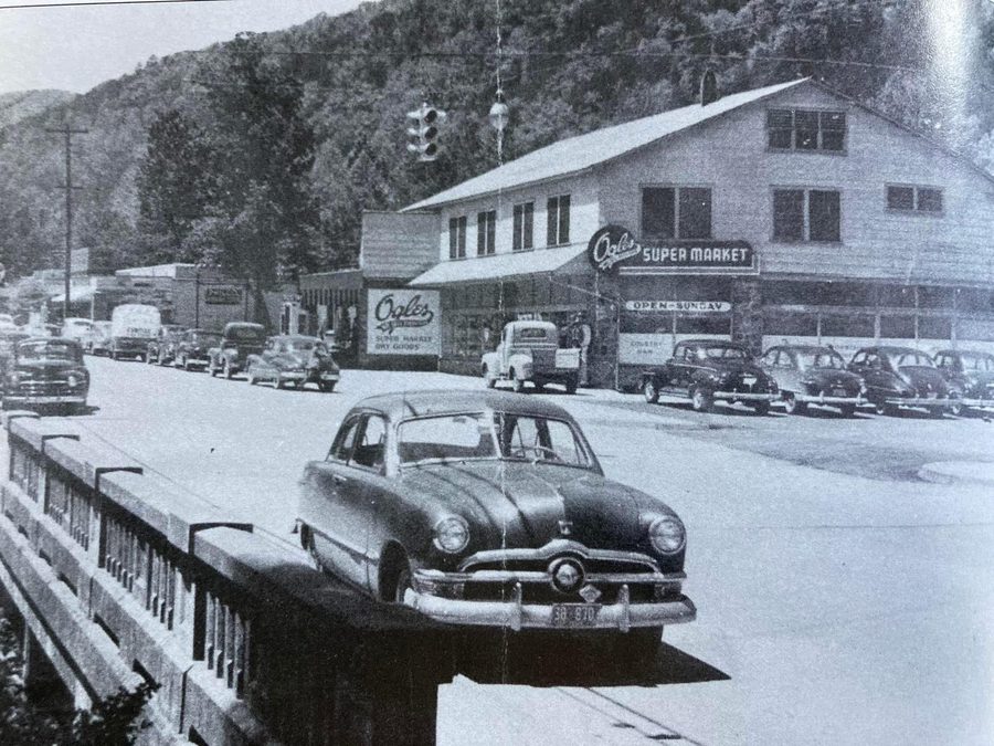 Центр Гатлинбурга вдоль U.S. Route 441 в 1950-х годах