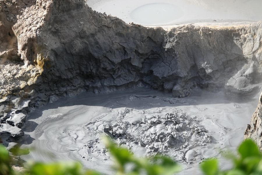 Тёмный сернистый грязевой бассейн в Sulphur Springs на Сент-Люсии.