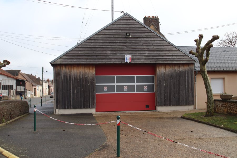 File:Caserne de pompiers à La Bazoche-Gouet le 3 mars 2018.jpg