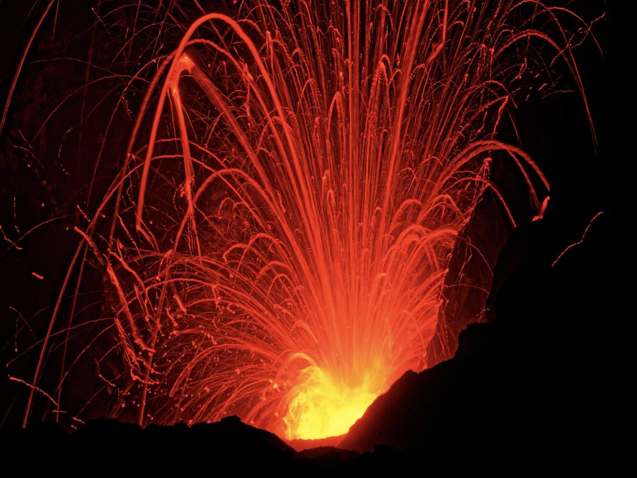 Leuchtende Lavaspuren am Krater des Vulkans Yasur auf Tanna in Vanuatu bei Nacht.