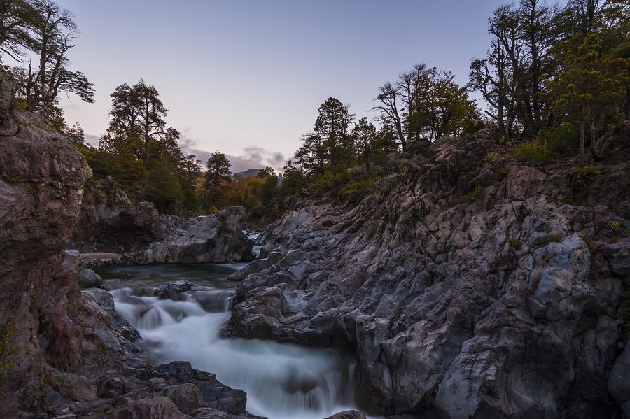 Wasserfall und Felsbecken im Parque Nacional Radal Siete Tazas.