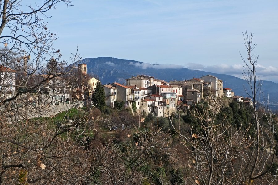 File:Vue du village de Revest-les-Roches en venant de Tourette-du-Château.JPG