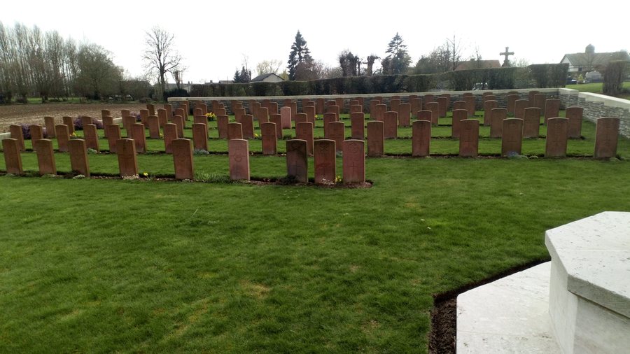 File:Cimetière militaire britannique de Courcelles-au-Bois 5.jpg
