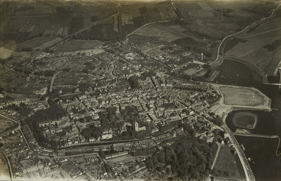 File:NIMH - 2011 - 9900-010 - Aerial photograph of Tiel, The Netherlands.jpg