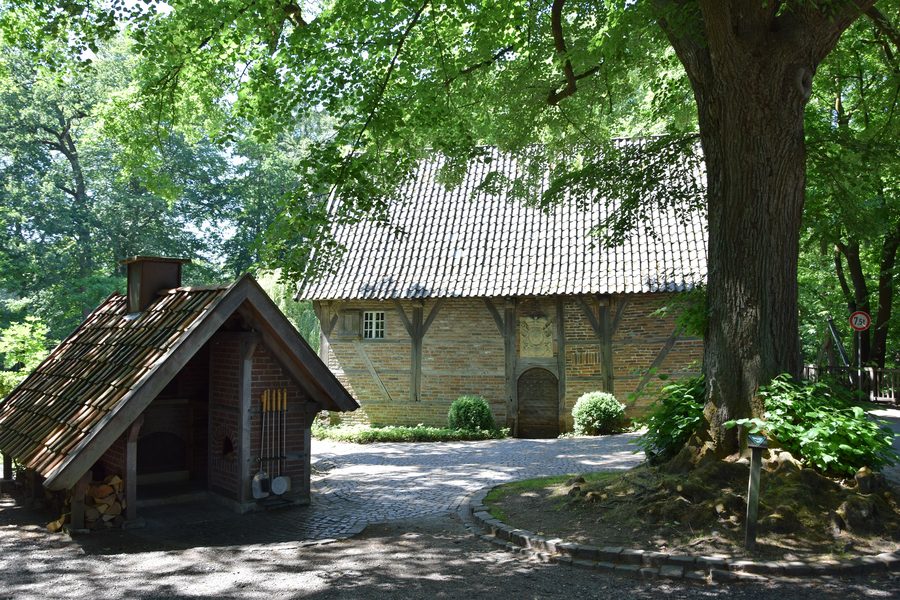 Западный вид на охраняемую памятником Хармюле близ Ахаус-Альштете