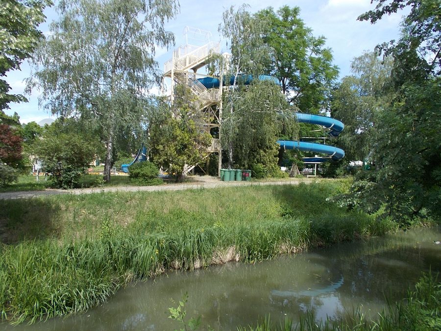 Водная горка купальни Gyula Castle Bath рядом с каналом Élővíz в Дьюле.