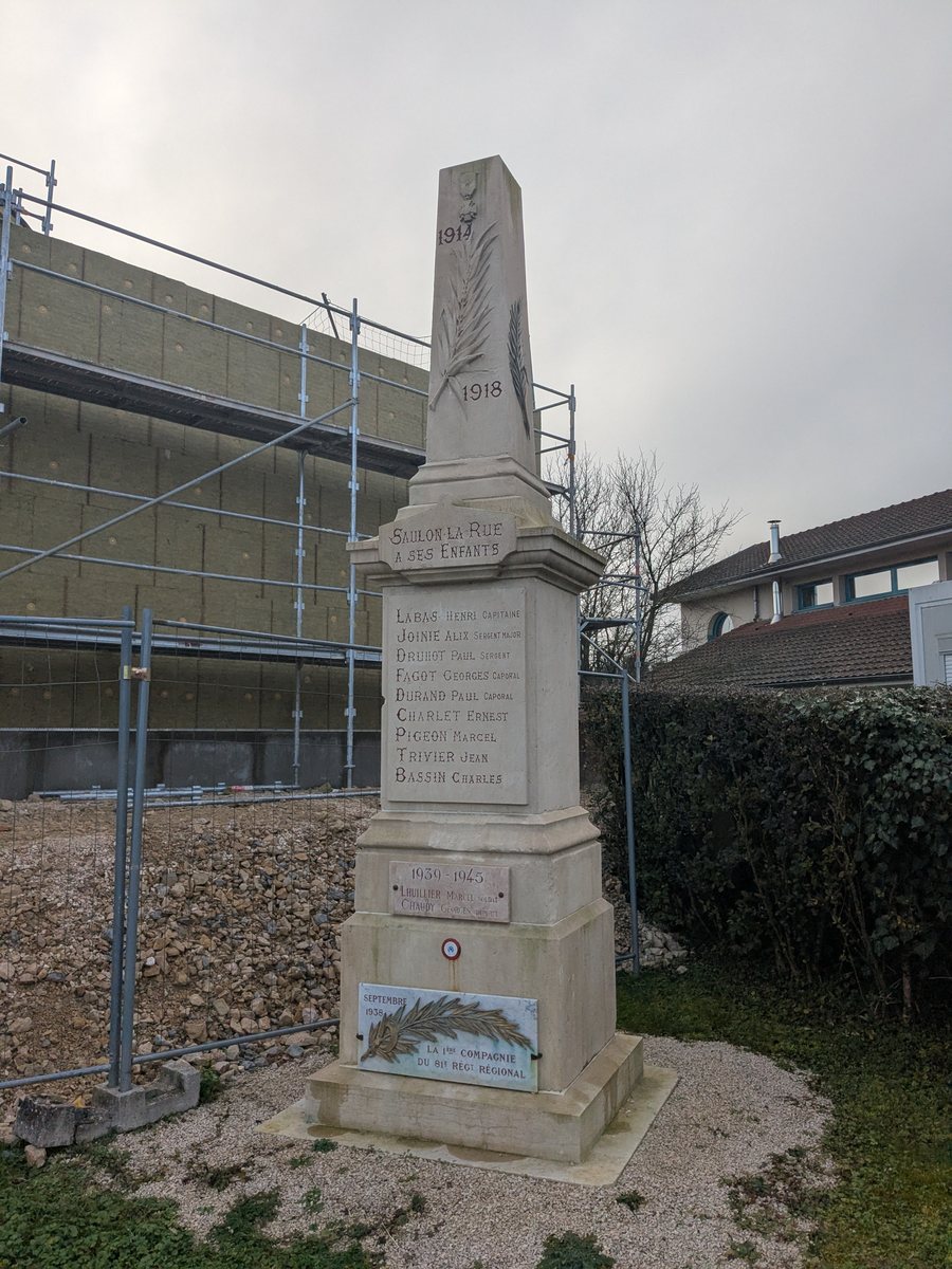 File:Saulon-la-Rue - Monument aux morts (janv 2025).jpg