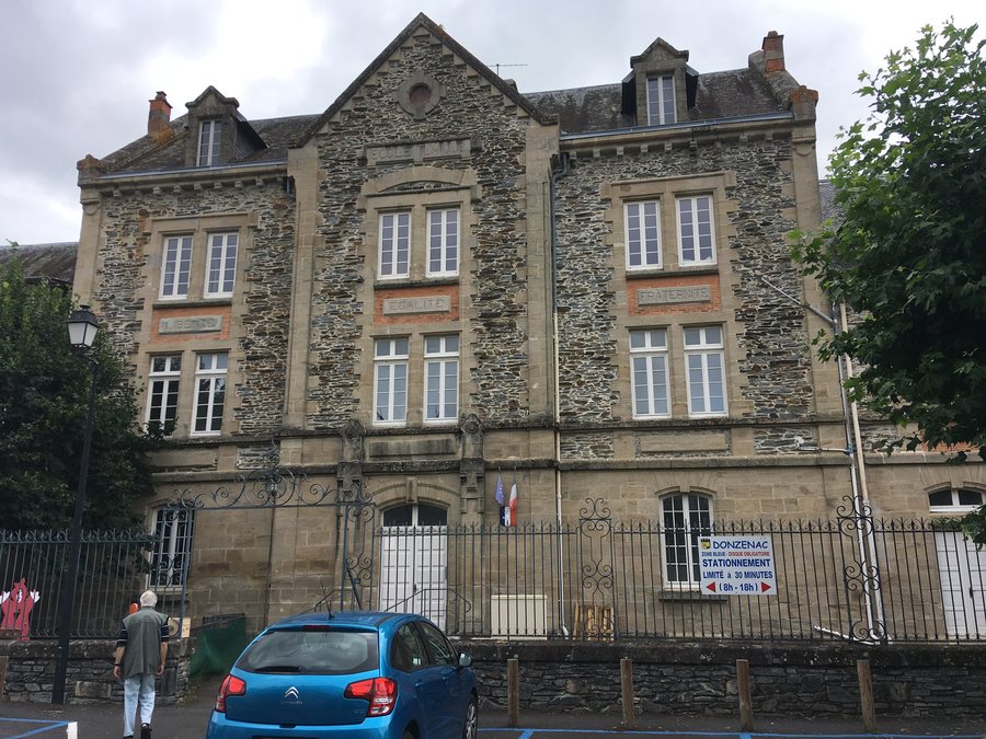 File:Bâtiments (Ecole), Donzenac, France 06.jpg