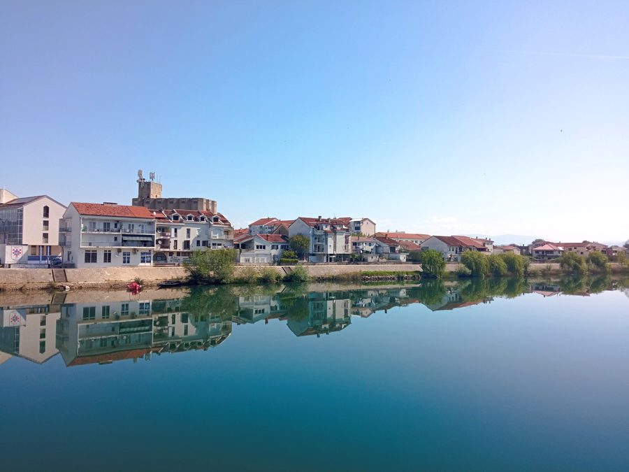 Набережная Šetalište A satnije ZNG в Метковиче