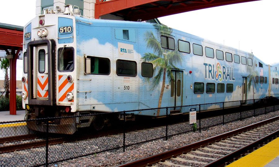 Поезд Tri-Rail на станции Delray Beach