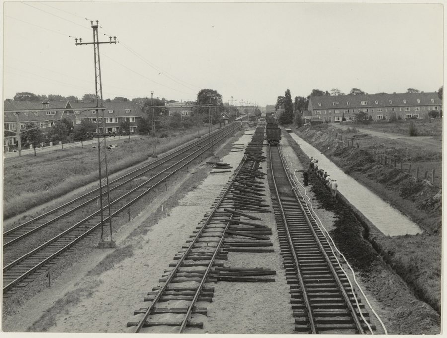 File:Spoorbaan tussen Haarlem en Heemstede. NL-HlmNHA 54005599.JPG