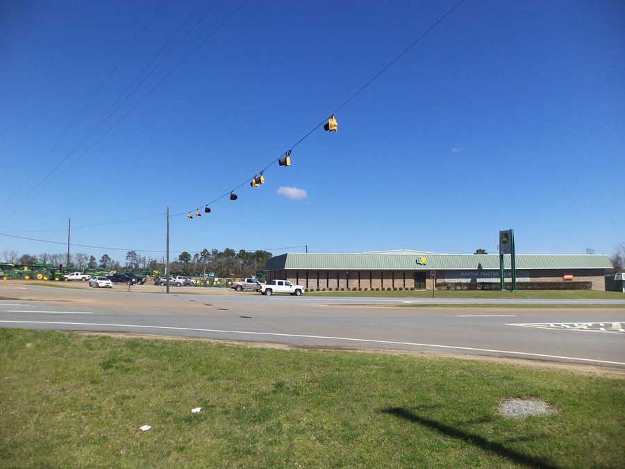 Boston Tractor Company на шоссе US Highway 84 в Дикси, округ Брукс, Джорджия