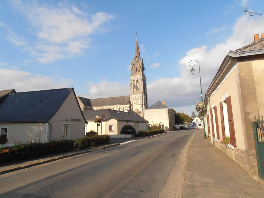 File:Centre de Contigné.JPG