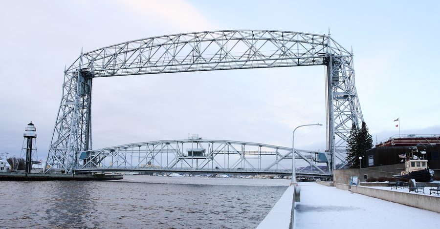 Aerial Lift Bridge над судоходным каналом Дулута на озере Superior