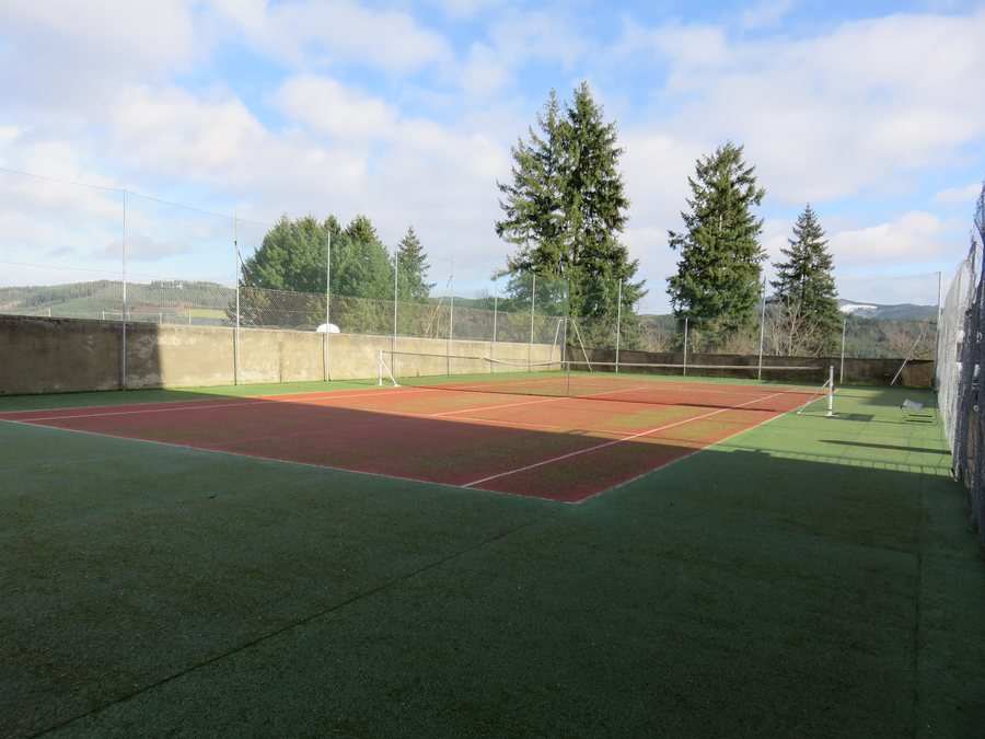 File:Saint-Nizier-d'Azergues - Court de tennis.jpg