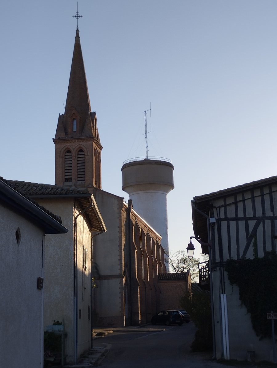 File:Église Saint-Séverin d'Escazeaux et château d'eau.jpg