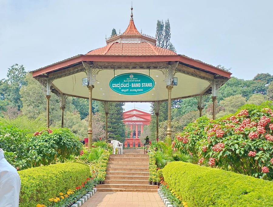 Беседка Bandstand в парке Куббон в Бенгалуру