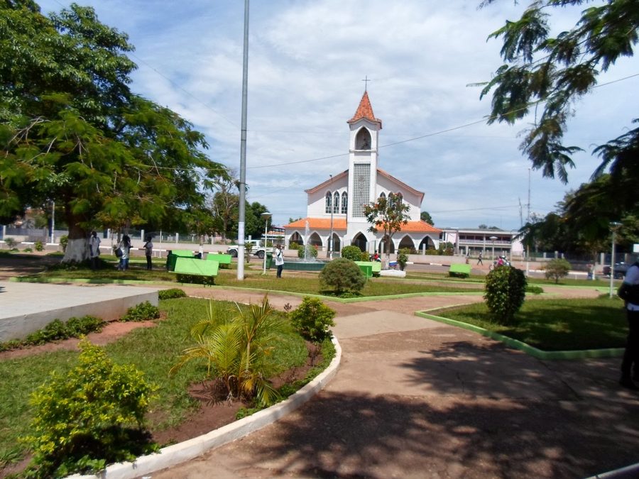 Igreja catolica em saurimo no jardim cívico