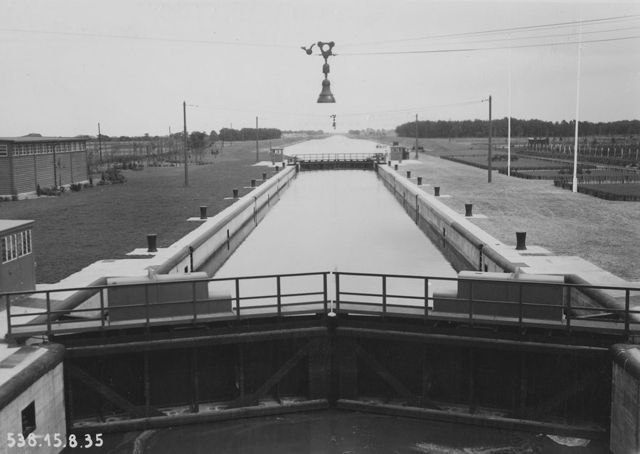 File:Schleuse Dörpen-Küstenkanal 1968 HB10926.jpg