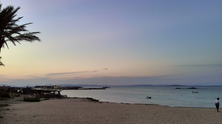 Strand und Uferbereich von Es Pujols auf Formentera