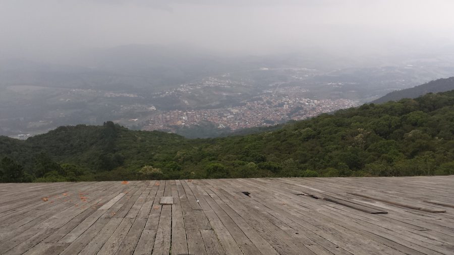 Startplatz in Extrema mit Blick auf die bergige Landschaft von Minas Gerais