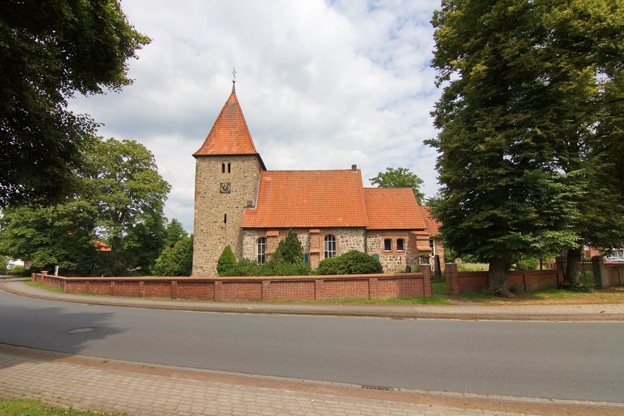 St. Bartholomäus-Kirche von 1180 in Kirchwalsede