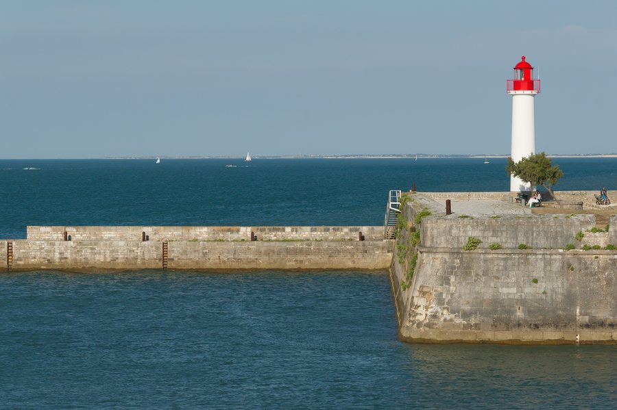File:Lighthouse, harbor Saint-Martin-de-Ré, Ré island, Charente-Maritime, France.jpg