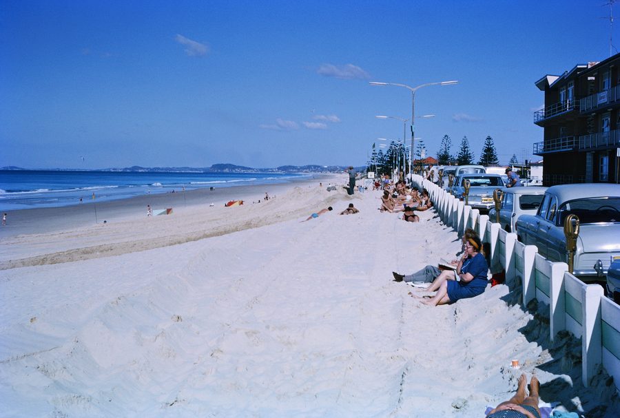 Пляж Surfers Paradise Beach с высотным силуэтом Золотого побережья на заднем плане.