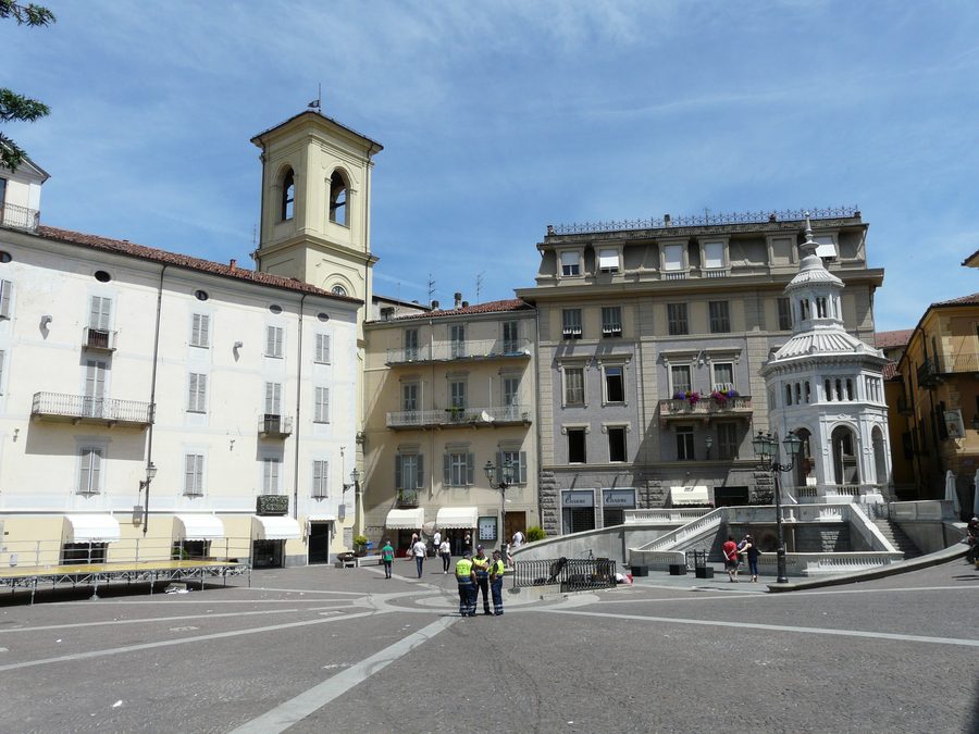 La Bollente и Piazza della Bollente в Акви-Терме, Пьемонт