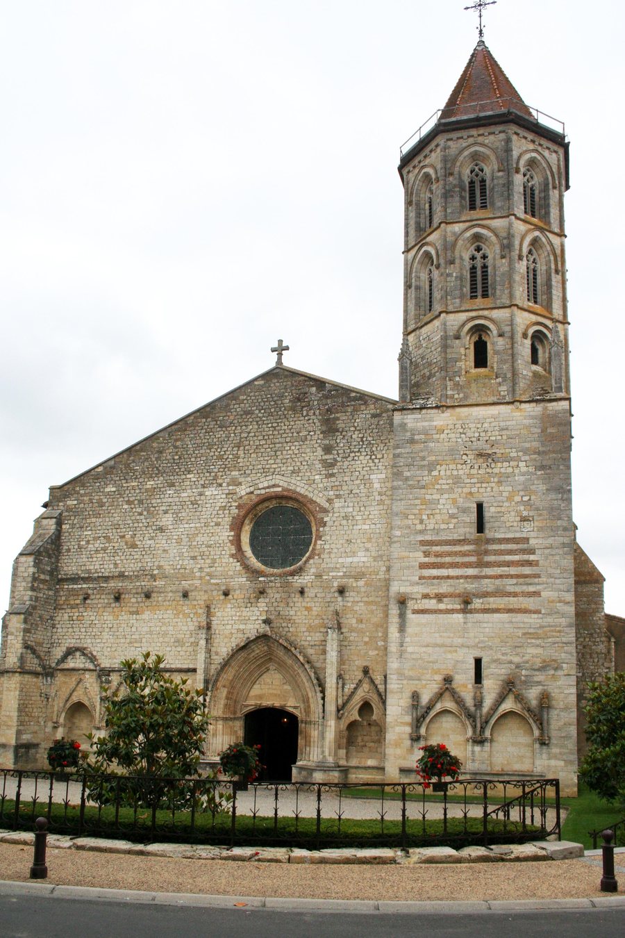 File:Fleurance-Eglise.jpg