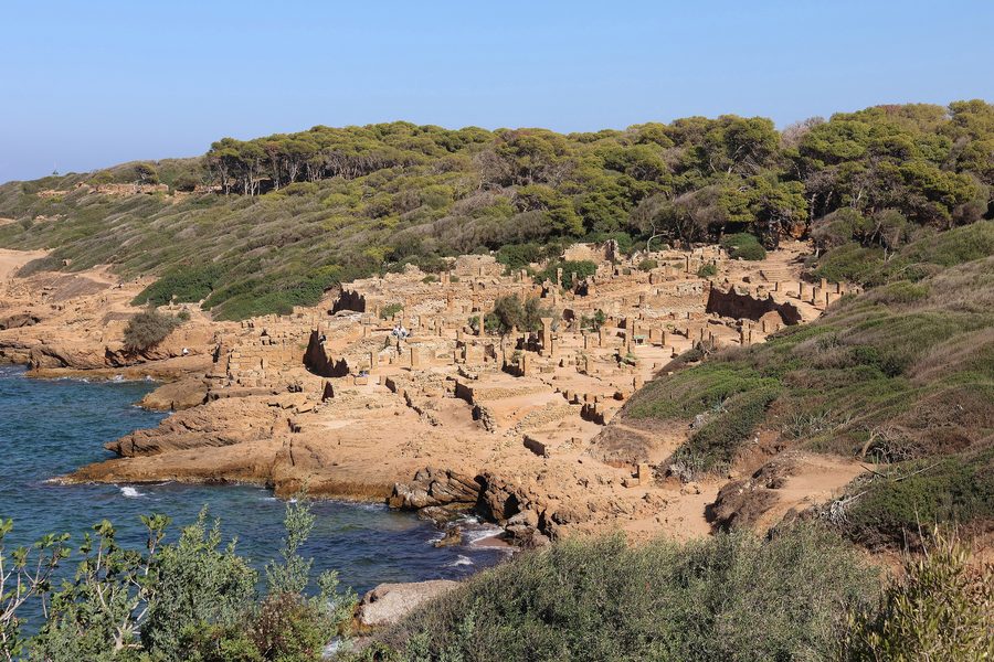 Blick auf die römischen Ruinen der archäologischen Stätte von Tipasa in Algerien