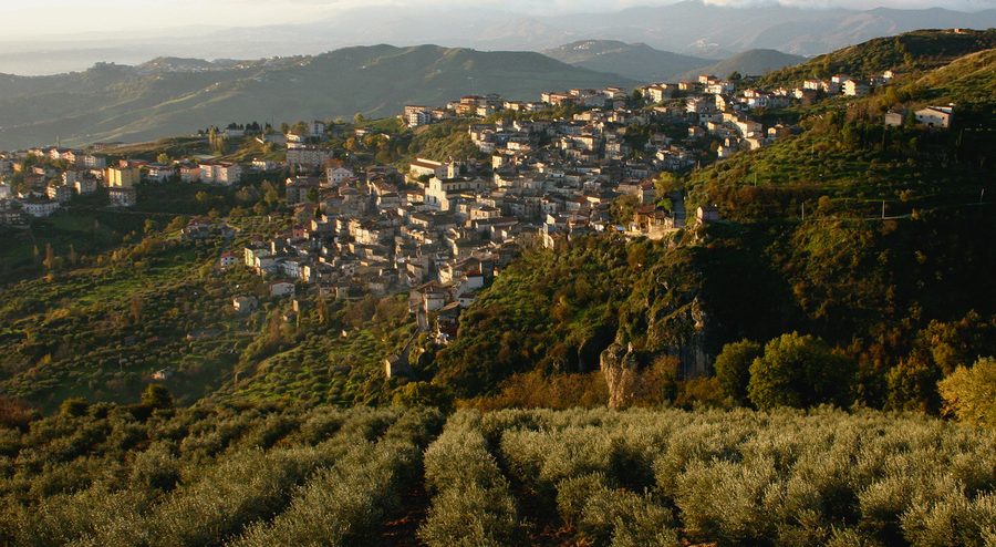 Blick auf Lungro in Kalabrien, Italien
