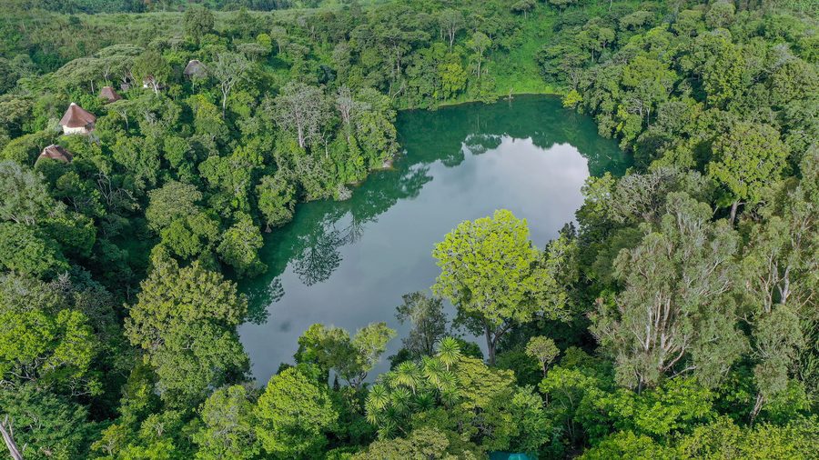 Luftaufnahme des Lake Nkuruba in der Ndali-Kasenda-Kraterseeregion westlich von Fort Portal