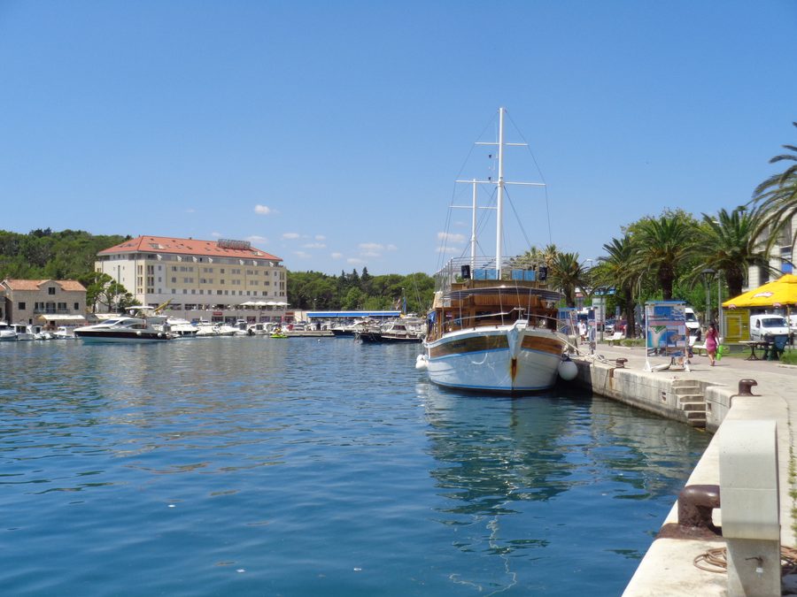 Hafen von Makarska an der Adriaküste Kroatiens