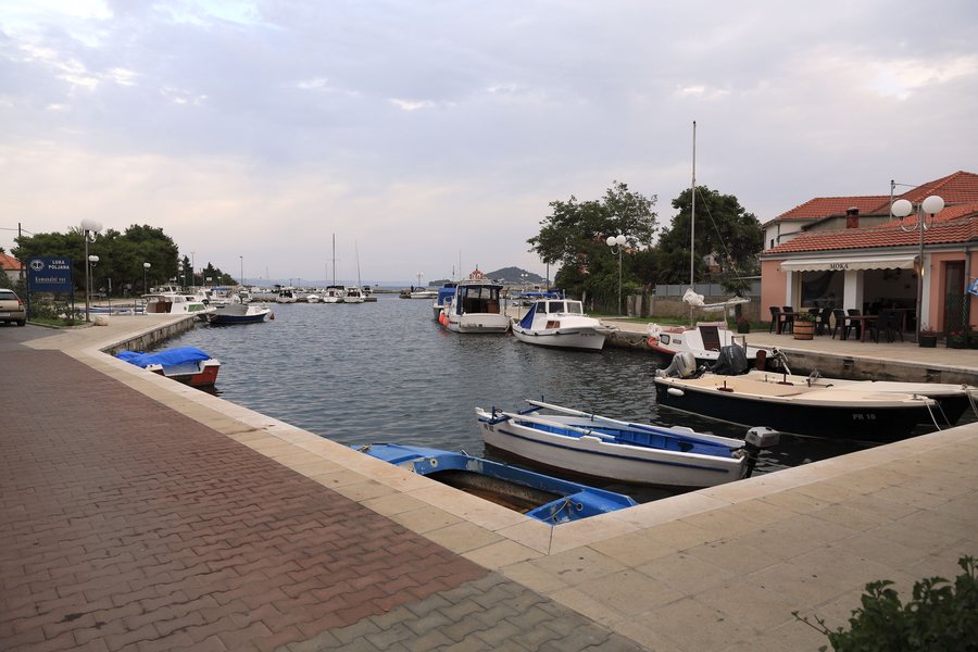 File:I10 514 Ugljan, luka Poljana.jpg