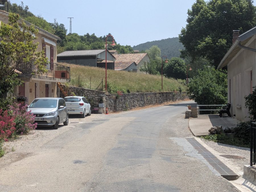 Blick auf die Route des Princes d’Orange (D 65) in Laborel im Département Drôme