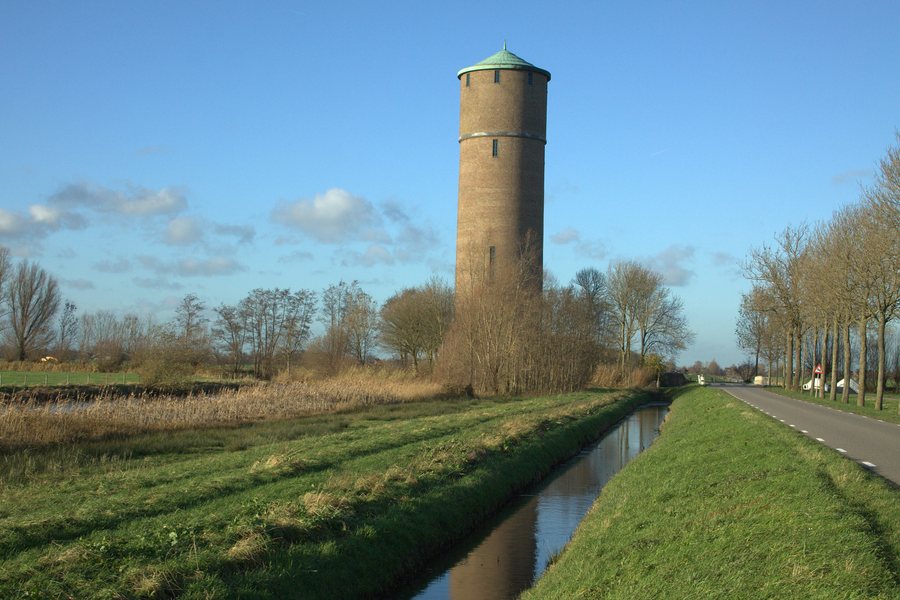 File:De 47 meter hoge watertoren aan de Damweg tussen Lopik en Polsbroerdam.jpg
