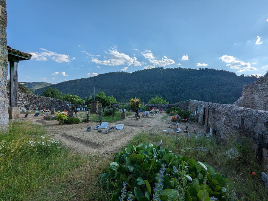 File:Saint-Laurent-Rochefort - Hameau de Rochefort - Cimetière.jpg